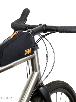 Restrap Bolt On Top Tube Bag taška na rám, 0.8 l, černá Objednat Nyní