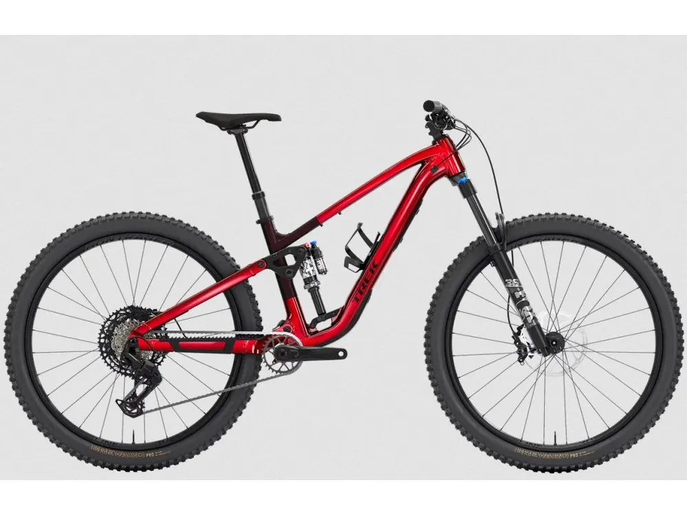 Kolo TREK Fuel EX 8 Gen 7 2026 Gloss Fury Red/Matte Dark Carmine Horká Nabídka