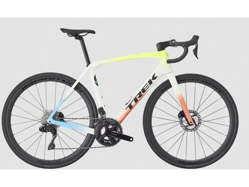 Silniční kolo Trek Domane SL 6 Gen 4 2026 Era White/Glowstick/Coral Fade Must-Have