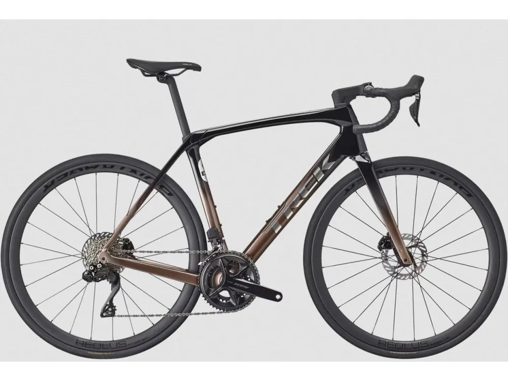 Must-Have Silniční kolo Trek Domane SL 6 Gen 4 2026 Dark Star to Bronze Age Fade