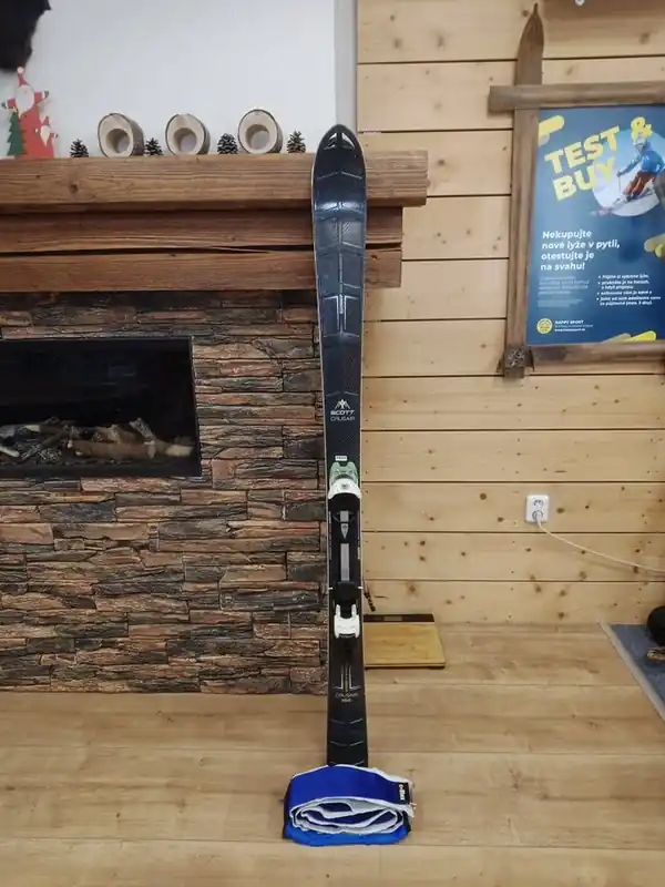 Levný Scott Crusair + stoupací pásy (vázání Diamir Eagle 10)